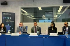 El embajador Vu Le Thai Hoang y delegados participantes en el seminario. (Fuente: 