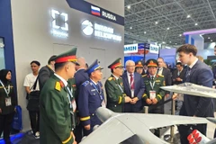Una delegación del Ministerio de Defensa, encabezada por el coronel general Pham Truong Son, participa en la Exposición Internacional Marítima y Aeroespacial de Langkawi 2025 (LIMA 2025) en Malasia. (Foto: VNA)