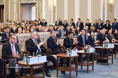 El primer ministro de Vietnam, Le Minh Hung, y su homólogo de Eslovaquia, Robert Fico, participan en el Foro Empresarial Vietnam – Eslovaquia. (Foto: VNA) 