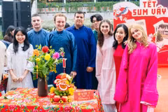 Los estudiantes foráneos en la Universidad de Comercio Exterior también participaron en una competencia de disposición de la ofrenda de frutas del Tet. (Foto: Vietnam+)