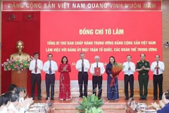 El secretario general del Partido Comunista de Vietnam, To Lam, entrega la decisión sobre la función, tareas y estructura del Frente de la Patria de Vietnam. (Fuente: VNA)