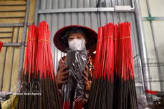 Hung Yen mantiene viva tradición de elaboración de incienso negro de Van Quan
