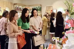 Visitantes en una exposición de productos promocionados en plataformas de redes sociales. Foto: VNA