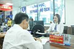 El Centro de Servicios Administrativos Públicos en el barrio de Dong Da, ciudad de Hanoi, atiende a las personas. (Fuente: VNA)