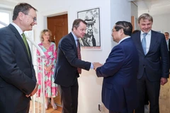 La familia del difunto primer ministro sueco Olof Palme reciben al primer ministro de Vietnam, Pham Minh Chinh. (Foto: VNA)