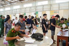 Las autoridades trabajan con los ciudadanos que regresan. (Foto: VNA)