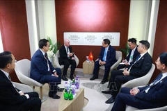 El primer ministro de Vietnam, Pham Minh Chinh, recibe a Dave West, presidente para Asia-Pacífico del grupo Cisco (Estados Unidos). (Fuente: VNA)