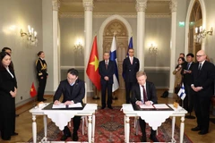 El secretario general del Partido Comunista de Vietnam, To Lam, y el presidente de Finlandia, Alexander Stubb, presencian la ceremonia de firma de documentos de cooperación. (Fuente: VNA)