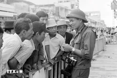 El reportero Hua Kiem, de la Agencia Vietnamita de Noticias, se reunió con la población de Saigón para compartir noticias y fotos sobre la victoria de la histórica Campaña de Ho Chi Minh de 1975, que liberó por completo el Sur y reunificó el país. (Foto: VNA)