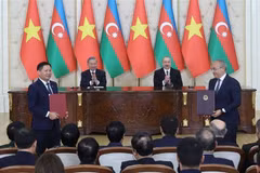 El secretario general del Partido Comunista de Vietnam, To Lam, y el presidente de Azerbaiyán, Ilham Aliyev, presencian la ceremonia de entrega de varios documentos de cooperación. (Fuente: VNA)