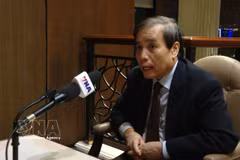 El profesor Vu Minh Khuong, de la Escuela de Políticas Públicas Lee Kuan Yew, responde a una entrevista de la VNA. (Foto: VNA)