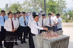 El miembro del Buró Político y miembro permanente del Secretariado del Comité Central del Partido Comunista de Vietnam, Tran Cam Tu, junto con una delegación, rinde homenajen el Templo de los Mártires de la Batalla de Dien Bien Phu, en la provincia de Dien Bien. (Foto: VNA)