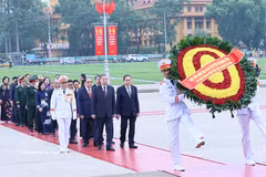 Líderes del Partido y Estado de Vietnam rinden homenaje al Presidente Ho Chi Minh. (Foto: VNA)