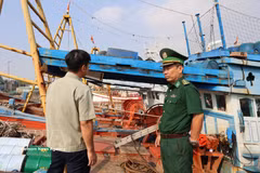 Guardia fronterizo en el puerto de Cat Lo, barrio de Phuoc Thang, informa a los pescadores sobre la pesca ilegal, no declarada y no reglamentada. Foto: VNA