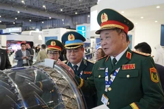 El coronel general Hoang Xuan Chien, viceministro de Defensa, participa en el Salón Aeronáutico de Dubái 2025 en los Emiratos Árabes Unidos (EAU). (Foto: Ejército Popular)