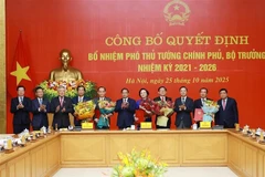 El primer ministro Pham Minh Chinh presenta la decisión de nombrar a dos viceprimeros ministros y tres ministros para el período 2021-2026. (Foto: VNA)