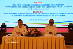 El viceministro del Interior, Vu Cao Huy, y el embajador Pham Quang Vinh, exviceministro de Relaciones Exteriores, presiden la conferencia. (Foto: VNA)