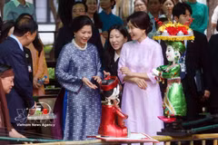 Ngo Phuong Ly, esposa del secretario general del Partido Comunista y presidente de Vietnam To Lam, y Kim Hye Kyung, cónyuge del presidente de Corea del Sur Lee Jae Myung, interactúan con los artistas y disfrutan de un espectáculo de marionetas. (Foto: VNA)