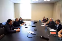 La delegación vietnamita sostiene una reunión con la parte estadounidense. (Fuente: VNA)