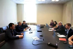 La delegación vietnamita sostiene una reunión con la parte estadounidense. (Fuente: VNA)