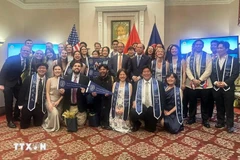 Funcionarios de la Embajada de Vietnam en Estados Unidos con graduados de maestría con especialización en estudios del Sudeste Asiático. (Foto: Ngoc Quang/VNA)