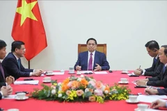 El primer ministro de Vietnam, Pham Minh Chinh, mantiene conversaciones telefónicas con su homólogo de Camboya, Hun Manet. (Fuente: VNA)