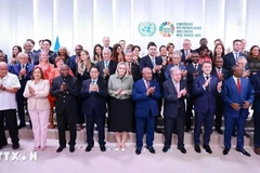 El primer ministro de Vietnam, Pham Minh Chinh, junto a jefes de delegaciones participantes en la Tercera Conferencia de las Naciones Unidas sobre los Océanos (UNOC 3). (Fuente: VNA)
