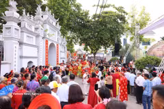 Numerosas personas asisten a la ceremonia que conmemora el milenario de las relaciones de amistad entre Van Phuc y Nga My. Foto: VNA