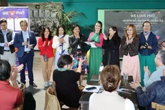 Miembros de la red "Amamos Pho" presentan un mapa de la gastronomía vietnamita en Europa. (Foto: VNA)