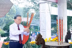 El secretario general del Partido Comunista y presidente de Vietnam, To Lam, deposita incienso en el Cementerio de Mártires de Tan Bien, en la provincia de Tay Ninh. (Foto: VNA)