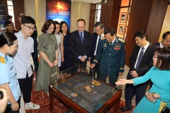 Los visitantes contemplan los archivos en la exposición. (Fuente: baochinhphu.vn)