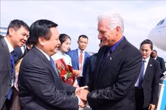 Nguyen Xuan Thang, miembro del Buró Político, director de la Academia Nacional de Política Ho Chi Minh y presidente del Consejo Teórico Central, recibe al primer secretario del Comité Central del Partido Comunista y presidente de Cuba, Miguel Díaz-Canel Bermúdez, y a su esposa en el aeropuerto internacional de Noi Bai. (Foto: VNA)