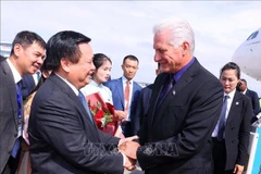 Nguyen Xuan Thang, miembro del Buró Político, director de la Academia Nacional de Política Ho Chi Minh y presidente del Consejo Teórico Central, recibe al primer secretario del Comité Central del Partido Comunista y presidente de Cuba, Miguel Díaz-Canel Bermúdez, y a su esposa en el aeropuerto internacional de Noi Bai. (Foto: VNA)