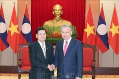 El secretario general del Partido Comunista de Vietnam, To Lam, recibió hoy al secretario general del Partido Popular Revolucionario de Laos y presidente del país, Thongloun Sisoulith. (Foto: VNA)