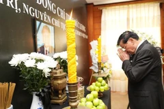 El secretario general del Comité Central del Partido Popular Revolucionario de Laos (PPRL), el Presidente de Laos, Thongloun Sisoulith, rinde homenaje al expresidente Tran Duc Luong. (Foto: VNA)