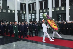 La delegación del Comité Central del Partido Comunista de Vietnam, encabezada por el secretario general To Lam, rindió homenaje al expresidente Tran Duc Luong. Foto: VNA
