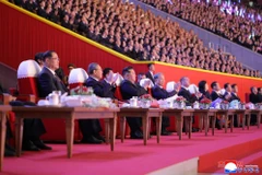 El secretario general del Partido Comunista de Vietnam, To Lam, junto con otros líderes, asisten a una actuación artística para celebrar el 80 aniversario de la fundación del Partido del Trabajo de Corea. (Foto: KCNA)