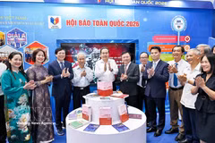 El presidente de la Asamblea Nacional de Vietnam, Tran Thanh Man, visitó hoy en la ciudad de Hai Phong los pabellones de exhibición en el Festival Nacional de Prensa 2026. Foto: VNA