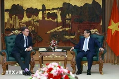 El primer ministro de Vietnam, Pham Minh Chinh, y ministro de Transporte francés, Philippe Tabarot. (Fuente: VNA)