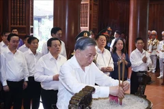 El secretario general del Partido Comunista de Vietnam, To Lam, rinde homenaje al Presidente Ho Chi Minh. (Fuente: VNA)