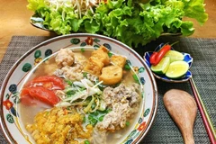 La sopa de fideos con cangrejo, conocida localmente como bun rieu, es un plato favorito de los vietnamitas. (Fuente: Vietnam+)