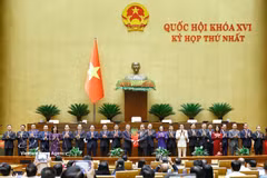 El presidente de la Asamblea Nacional, Tran Thanh Man, entrega flores para felicitar al primer ministro, a los viceprimeros ministros, a los ministros y otros miembros del Gobierno por el mandato 2026-2031. Foto: VNA