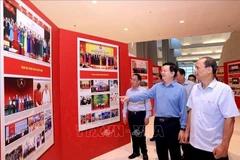 El viceprimer ministro Mai Van Chinh inspecciona los preparativos para la exposición fotográfica en la primera Asamblea del Partido del Gobierno, período 2025-2030. Foto: VNA