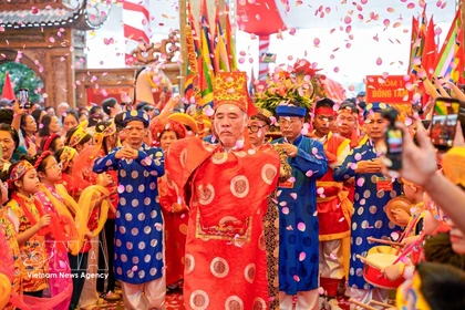 El festival de la aldea de cerámica Bat Trang atrae a lugareños y turistas. (Foto: VNA)