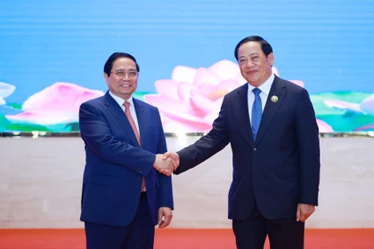 El primer ministro de Vietnam, Pham Minh Chinh, y su homólogo de Laos, Sonexay Siphandone, copresiden la 48ª reunión del Comité Intergubernamental sobre la cooperación bilateral. (Foto: VNA)
