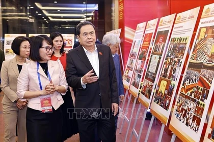 El presidente de la Asamblea Nacional, Tran Thanh Man, inspecciona el área de exhibición fotográfica sobre las actividades de la Asamblea Nacional. Foto: Doan Tan – VNA 