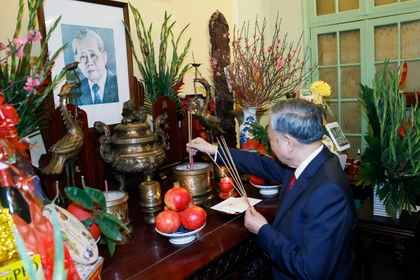 El secretario general del Partido Comunista de Vietnam, To Lam, ofrece incienso en memoria al secretario general Le Duan. (Foto: VNA)