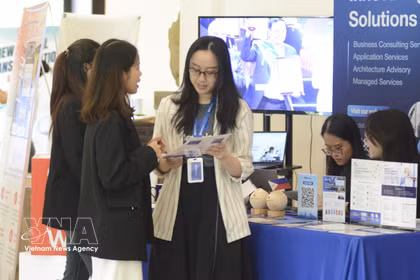 Exposición de tecnologías destinadas al desarrollo de la infraestructura del sistema de Gobierno Digital y de soluciones para pagos electrónicos sin efectivo. (Foto: VNA)