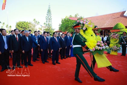 El premier Pham Minh Chinh ofrece flores en el Área Conmemorativa dedicada al ex primer ministro Pham Van Dong, en la comuna de Mo Duc, provincia de Quang Ngai. (Foto: VNA)