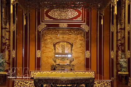 El trono real de la dinastía Nguyen, Tesoro Nacional de Vietnam, ocupa nuevamente el lugar central del Palacio Thai Hoa tras su restauración. (Foto: VNA)